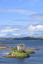 UK, Schottland, Luftaufnahme von Castle Stalker und Loch Linnhe - ELF02295