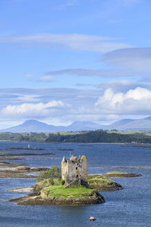 UK, Schottland, Luftaufnahme von Castle Stalker und Loch Linnhe - ELF02295