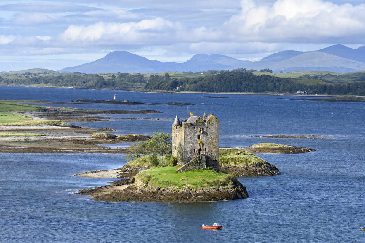 UK, Schottland, Luftaufnahme von Castle Stalker und Loch Linnhe,  lizenzfreies Stockfoto