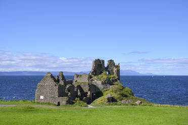 UK, Schottland, Ruinen von Dunure Castle mit der Irischen See im Hintergrund - ELF02301
