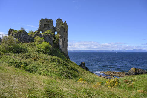 UK, Schottland, Ruinen von Dunure Castle mit der Irischen See im Hintergrund - ELF02302