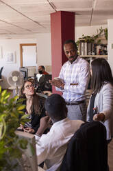 Multiethnische Geschäftsleute beim Brainstorming während einer Sitzung im Büro - LJF01826