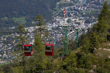 Österreich, Oberösterreich, Bad Ischl, Luftseilbahn mit Alpenstadt im Hintergrund - WWF05568