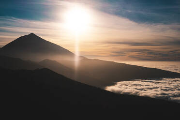 Wunderschöne wolkenverhangene Bergkette bei Sonnenaufgang im Nationalpark El Teide, Teneriffa, Spanien - SIPF02196