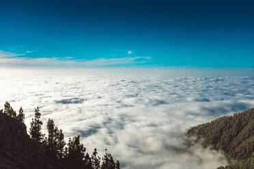 Schöne Wolkenlandschaft über dem Berg im Nationalpark El Teide, Teneriffa, Spanien - SIPF02199