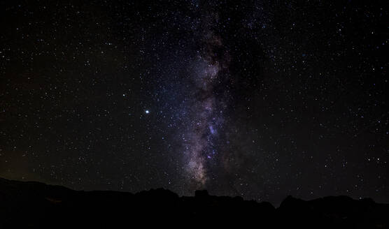 Milchstraße und Stern über dem Nationalpark El Teide, Teneriffa, Spanien - SIPF02218
