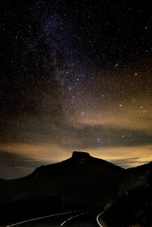 Straße zum Berg bei Nacht im Nationalpark El Teide, Teneriffa, Spanien - SIPF02220