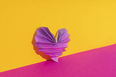Studioaufnahme eines rosa und lila Origami-Herzens - GEMF04325