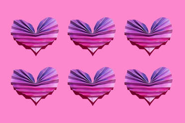 Studioaufnahme von sechs rosa und lila Origami-Herzen - GEMF04330