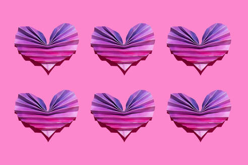 Studioaufnahme von sechs rosa und lila Origami-Herzen - GEMF04330