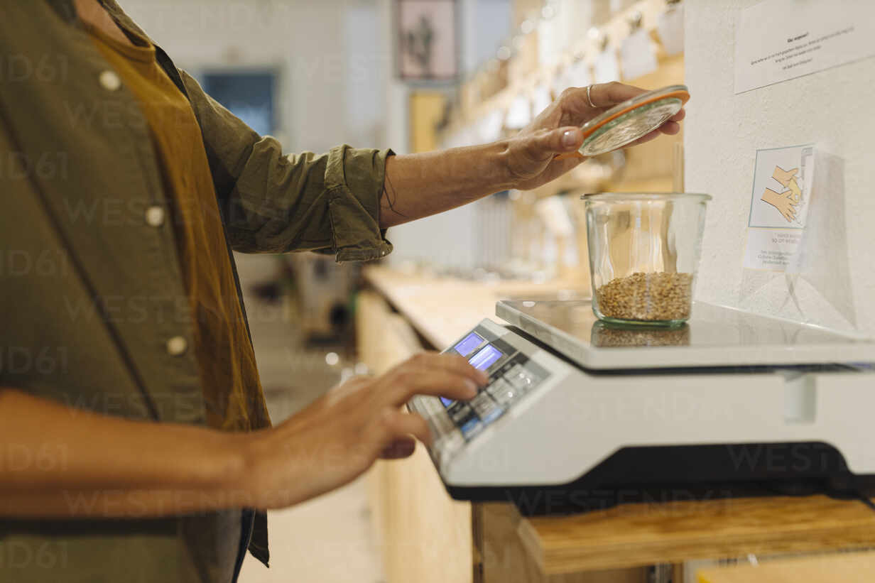 https://us.images.westend61.de/0001474147pw/midsection-of-businesswoman-weighing-grain-jar-on-weight-scale-in-cafe-GUSF04582.jpg