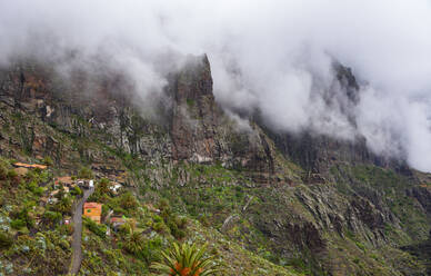 Spanien, Provinz Santa Cruz de Tenerife, Masca, Tief hängende Wolken über einem abgelegenen Dorf im Macizo de Teno-Gebirge - WWF05577