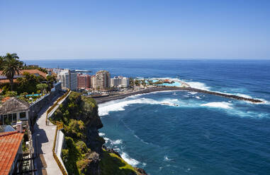 Spanien, Provinz Santa Cruz de Tenerife, Puerto de la Cruz, Küstenstadt im Sommer mit klarer Linie des Horizonts im Hintergrund - WWF05584