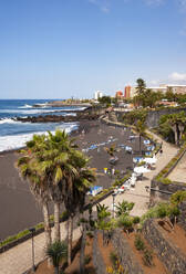 Spanien, Provinz Santa Cruz de Tenerife, Puerto de la Cruz, Schwarzer Stadtstrand im Sommer - WWF05590