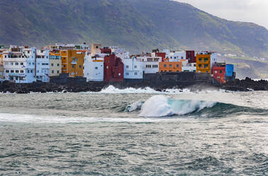 Spanien, Provinz Santa Cruz de Tenerife, Puerto de la Cruz, Häuser in der Küstenstadt - WWF05591