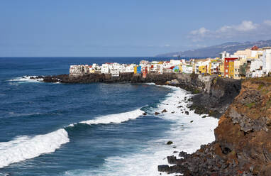 Spain, Province of Santa Cruz de Tenerife, Puerto de la Cruz, Coastal city houses - WWF05592