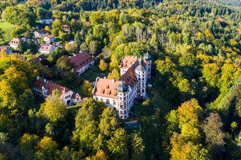 Deutschland, Bayern, Eurasburg, Blick aus dem Hubschrauber auf Schloss Eurasburg im Sommer - AMF08620