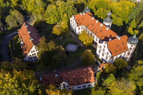 Deutschland, Bayern, Eurasburg, Blick aus dem Hubschrauber auf Schloss Eurasburg im Sommer - AMF08621