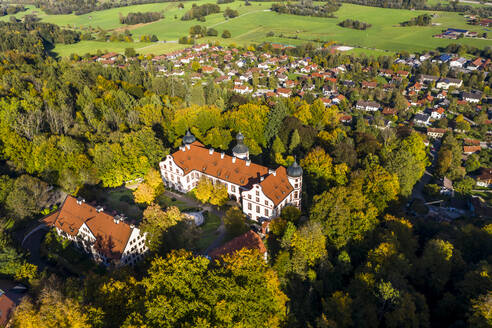 Deutschland, Bayern, Eurasburg, Blick aus dem Hubschrauber auf Schloss Eurasburg im Sommer - AMF08622