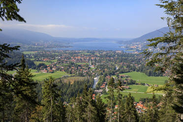 Deutschland, Bayern, Rottach-Egern, Stadt am Ufer des Tegernsees im Frühling - WIF04357