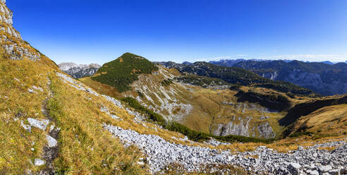 Blick auf das Loser-Plateau und das Tote Gebirge vor blauem Himmel, Altaussee, Salzkammergut, Steiermark, Österreich - WWF05597