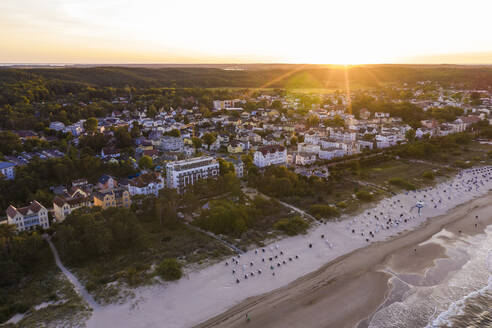 Deutschland, Mecklenburg-Vorpommern, Heringsdorf, Luftbild der Küstenstadt bei Sonnenuntergang mit klarer Horizontlinie im Hintergrund - WDF06361