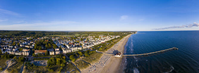 Deutschland, Mecklenburg-Vorpommern, Heringsdorf, Luftpanorama von Strand und Küstenstadt in der Morgendämmerung - WDF06370