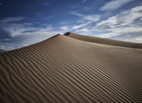 Natürliches Wellenmuster auf dem Sand der Cadiz-Dünen in der Mojave-Wüste, Südkalifornien, USA - BCDF00479