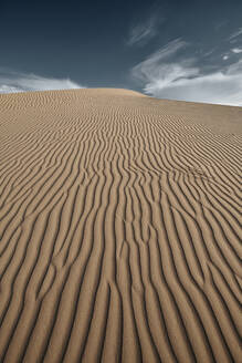 Natürliches Wellenmuster auf dem Sand der Cadiz-Dünen in der Mojave-Wüste, Südkalifornien, USA - BCDF00487