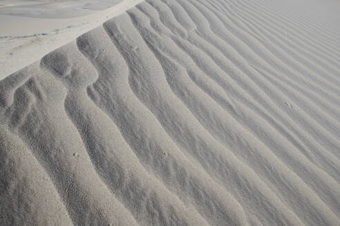 Wellenmuster auf dem weißen Sand der Cadiz-Dünen in der Mojave-Wüste, Südkalifornien, USA - BCDF00492