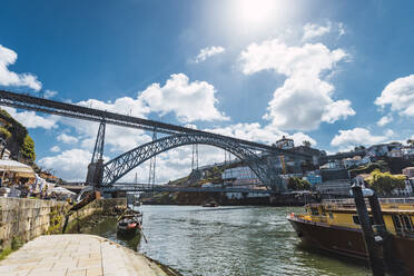 Dom Luis I Brücke über den Fluss Douro in der Stadt gegen den Himmel, Porto, Portugal - RSGF00388