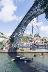 Dom-Luis-I-Brücke über den Fluss Douro gegen den Himmel, Porto, Portugal - RSGF00392