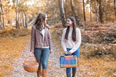 Mutter und Tochter sehen sich bei einem Herbstspaziergang im Park von Cannock Chase an - WPEF03511