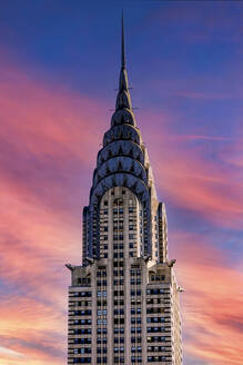 Chrysler Building gegen orangefarbenen Himmel bei Sonnenuntergang, New York, USA - HOHF01429
