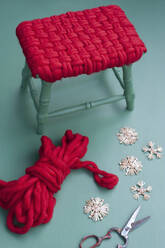 DIY Schneeflocken aus Stroh und Wolle für einen kleinen einfachen Hocker - GISF00678