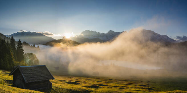 Dichter Nebel umhüllt den Geroldsee bei Sonnenaufgang im Herbst - WGF01372