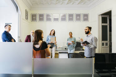 Männliche und weibliche Unternehmer diskutieren über Strategien am Arbeitsplatz - JRFF04894