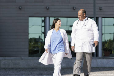 Ärzte im Laborkittel laufen gegen das Krankenhaus - GGGF00037