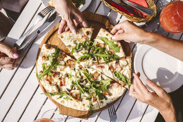 Reife Freundinnen essen Pizza im Restaurant - VYF00203