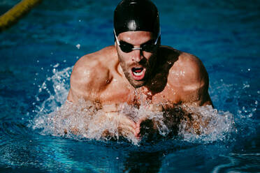 Junger männlicher Schwimmer beim Schwimmen im Pool - EBBF01289