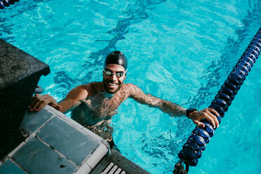 Glücklicher männlicher Schwimmer im Schwimmbad - EBBF01304