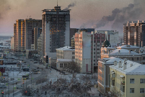 Russland, Republik Sacha, Jakutsk, Stadt in der Abenddämmerung - RUNF04214