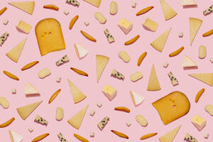 Verschiedene Käse- und Brotstangen auf rosa Hintergrund - GEMF04355