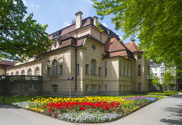 Deutschland, Bayern, Bad Reichenhall, Buntes Blumenbeet vor der Therme im Königlichen Kurpark - WWF05640