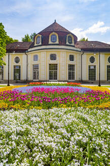 Deutschland, Bayern, Bad Reichenhall, Buntes Blumenbeet im Königlichen Kurpark mit Konzertsaalrotunde im Hintergrund - WWF05641