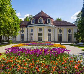 Deutschland, Bayern, Bad Reichenhall, Buntes Blumenbeet im Königlichen Kurpark mit Konzertsaalrotunde im Hintergrund - WWF05642
