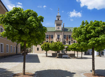 Deutschland, Bayern, Bad Reichenhall, Leerer Stadtplatz vor dem alten Rathaus im Frühling - WWF05643