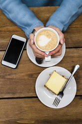 Frau mit Kunstschaum auf Kaffee am Tisch - JMPF00513