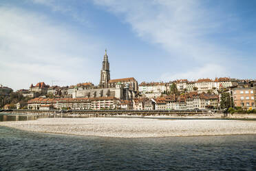 Blick auf den Fluss Aare und die schöne Stadt in der Schweiz - FLMF00339