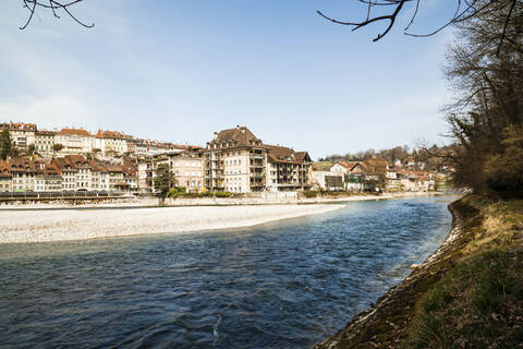 Blick auf den Fluss Aare bei einer schönen Stadt in der Schweiz, lizenzfreies Stockfoto